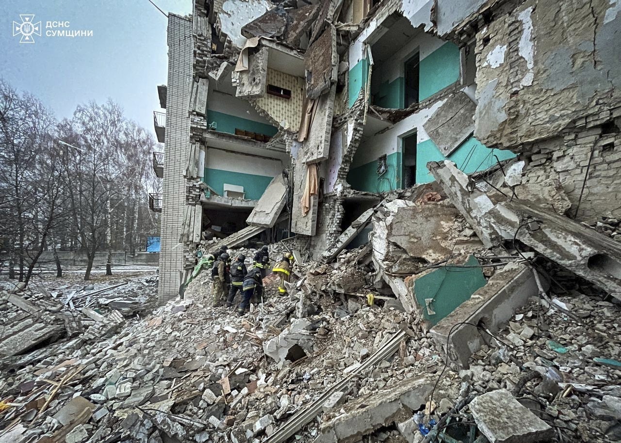 Räddningsarbetare gräver i rasmassor vid den bombade byggnaden i Hluchiv. Bilden har distribuerats av ukrainska myndigheter. Foto: Ukrainsk räddningstjänst/handout via AP/TT