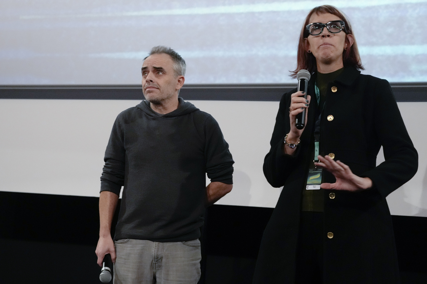 Regissören Joel Souza och fotografen Bianca Cline under en frågestund vid premiären av filmen "Rust" på en filmfestival i Torún i Polen. Foto: Czarek Sokolowski/AP/TT