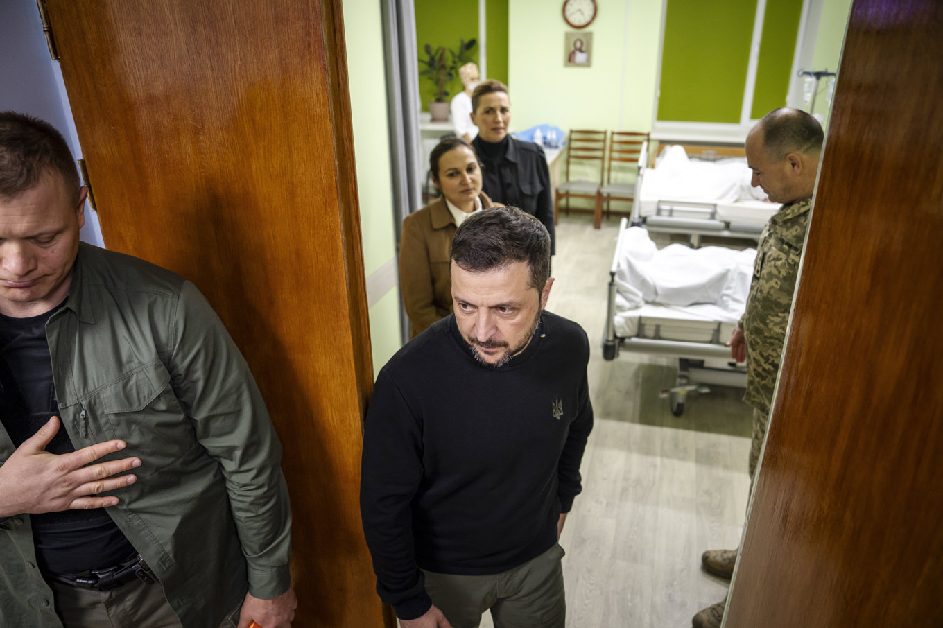 Ukrainas president Volodymyr Zelenskyj under ett besök på ett militärsjukhus tillsammans med Danmarks statsminister Mette Frederiksen i tisdags. Arkivbild. Foto: Mads Claus Rasmussen/Ritzau Scanpix