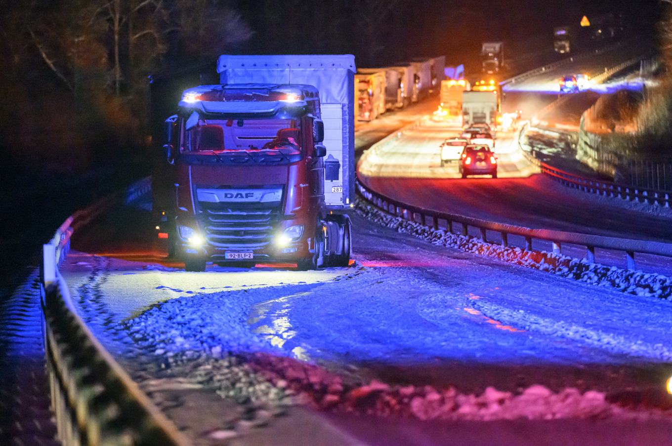 Ett flertal lastbilar bärgades på E22 i höjd med Kristianstad under fredagskvällen när snöovädret slog till i Skåne. Foto: Johan Nilsson/TT