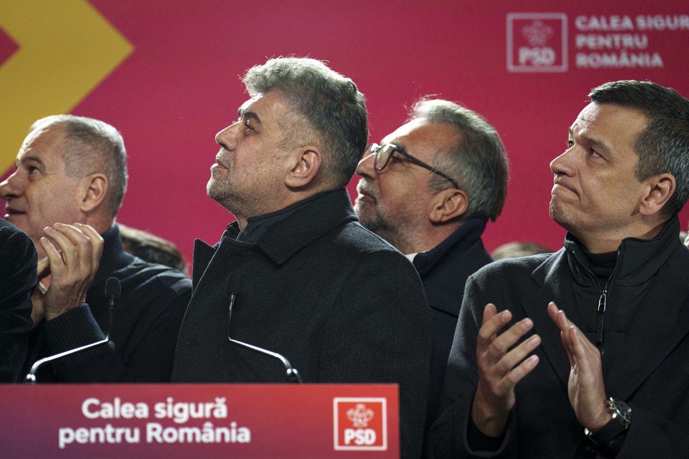 Rumäniens premiärminister Marcel Ciolacu ser vallokalsundersökningen presenteras på söndagskvällen, där han leder över övriga presidentkandidater. Foto: Vadim Ghirda/AP/TT