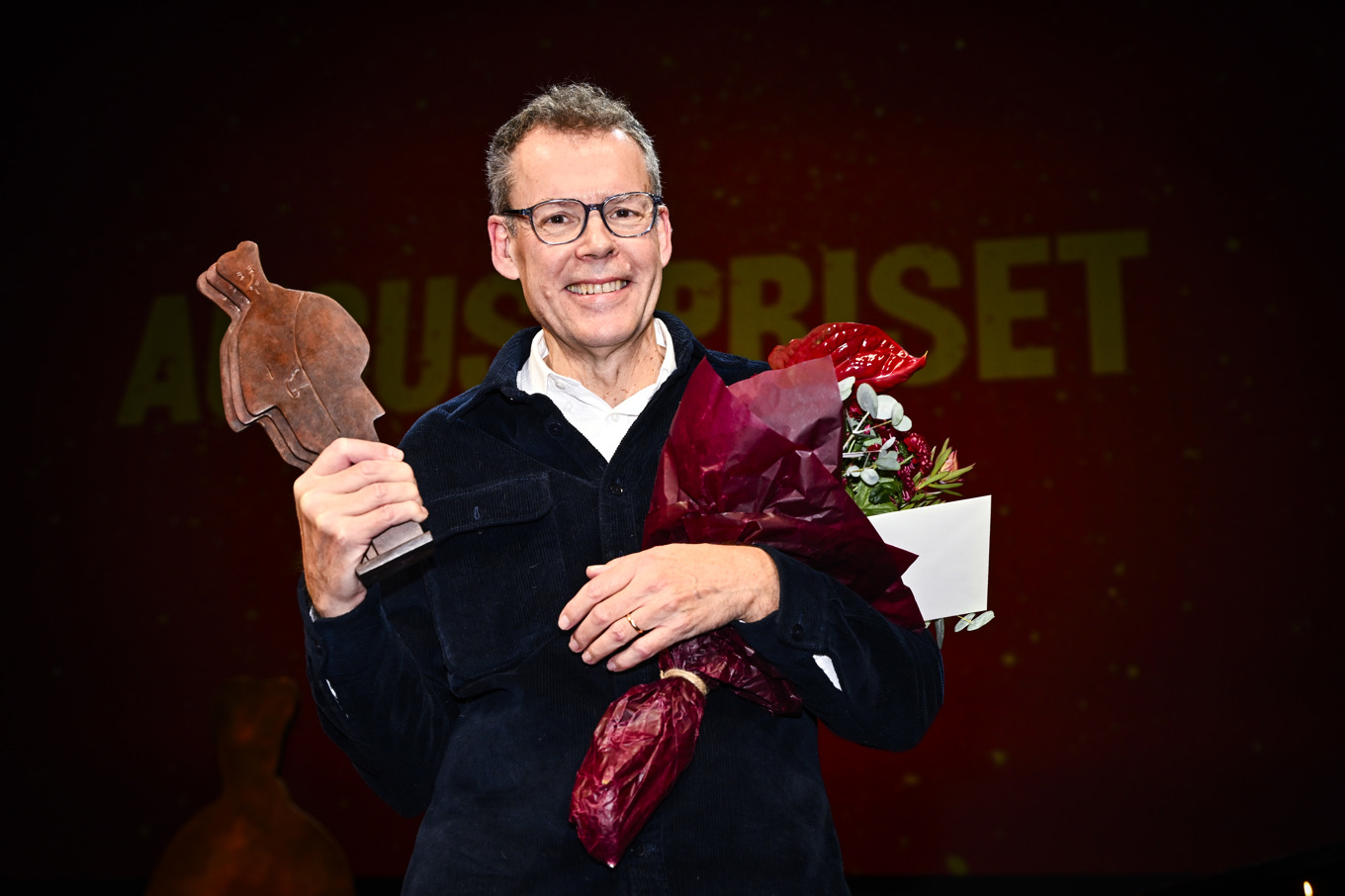 Tony Samuelsson tar emot Augustpriset för "Kungen av Nostratien" på Dramaten. Foto: Anders Wiklund/TT