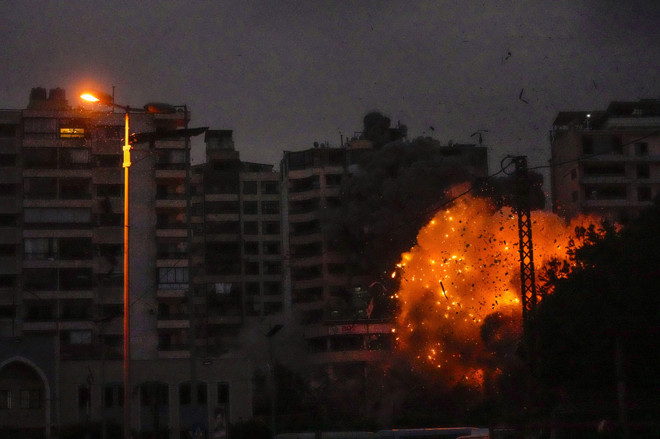 En av Israels attacker i Beiruts förorter under måndagen. Foto: Hassan Ammar/AP/TT