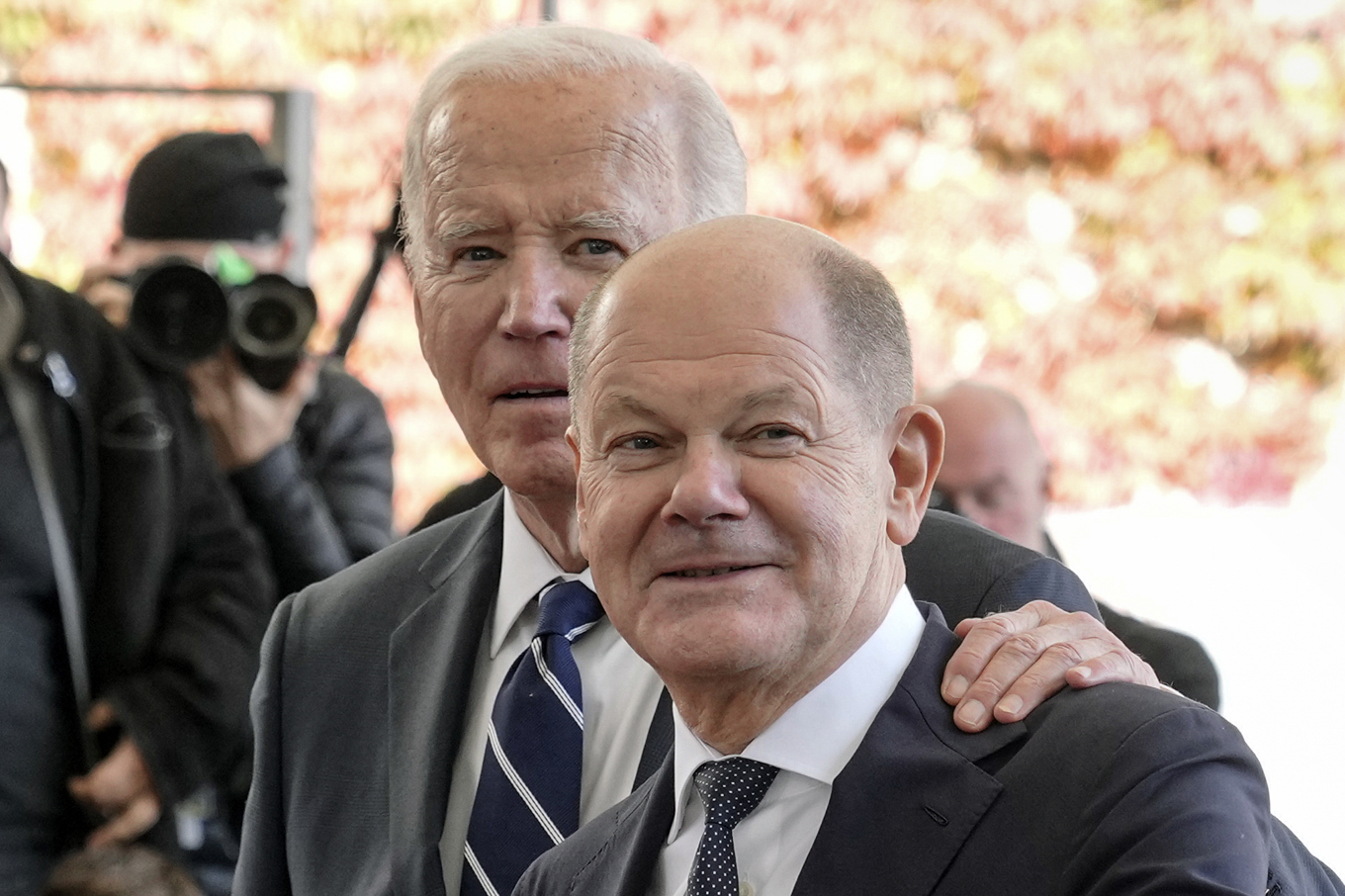 USA:s president med sin hand på den tyske förbundskanslern Olaf Scholz axel i oktober. Foto: Markus Schreiber/AP/TT