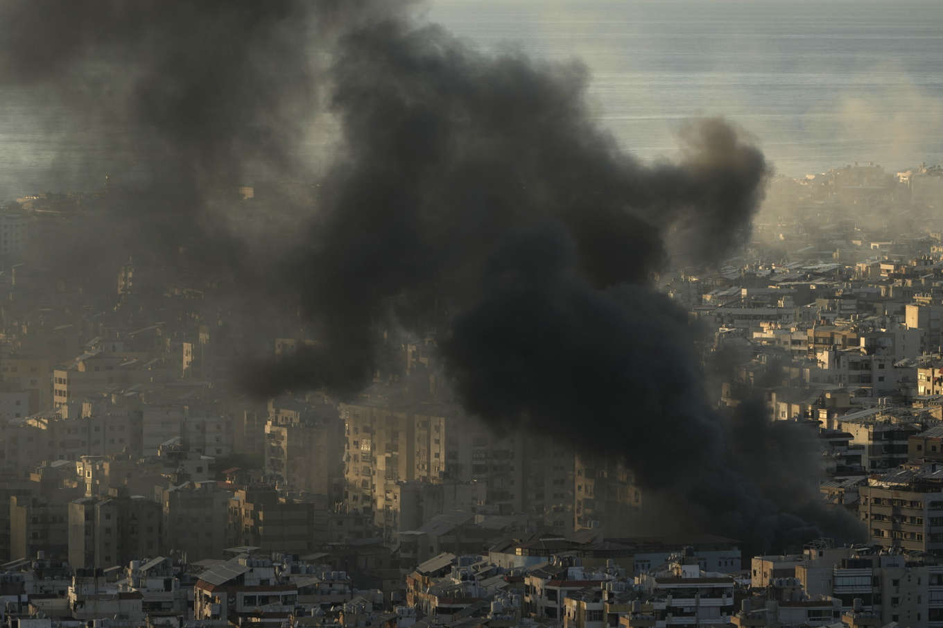 Rök stiger efter tisdagens attacker mot Beirutområdet i Libanon. Foto: Bilal Hussein