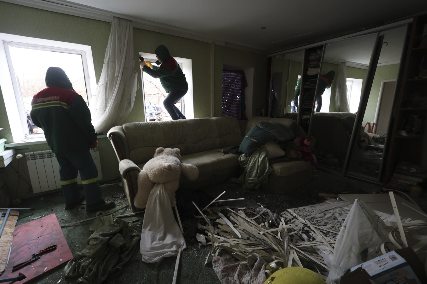 Uppröjning i ett ukrainskt hus som träffades av en rysk drönare under måndagen. Foto: Kateryna Klochko/AP/TT