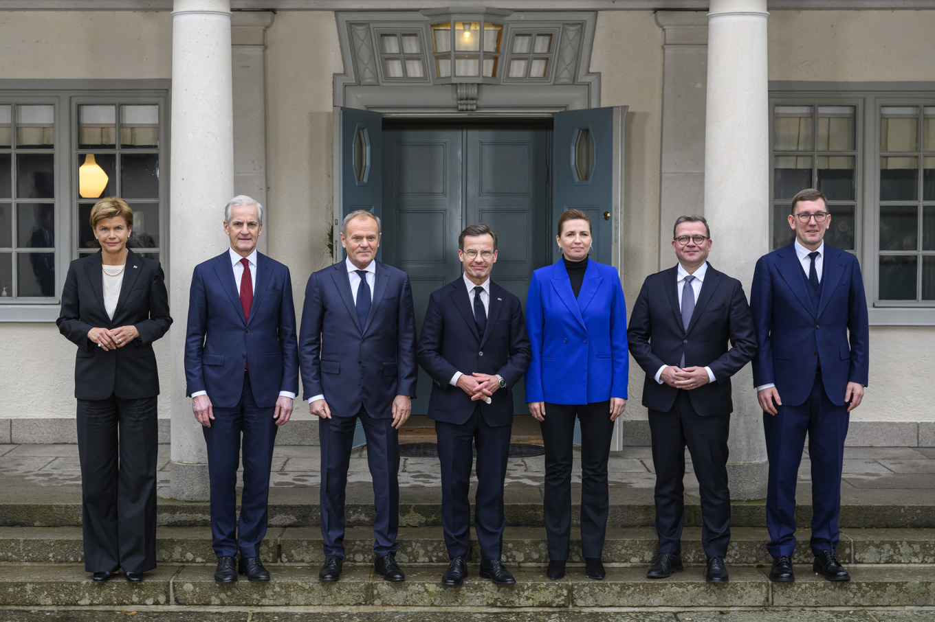 Statsminister Ulf Kristersson (M) (mitten) flankerad av regeringscheferna för Lettland, Norge, Polen, Danmark, Finland och Estland. Island och Litauen deltar inte, men står bakom ländernas gemensamma uttalande. Foto: Henrik Montgomery/TT