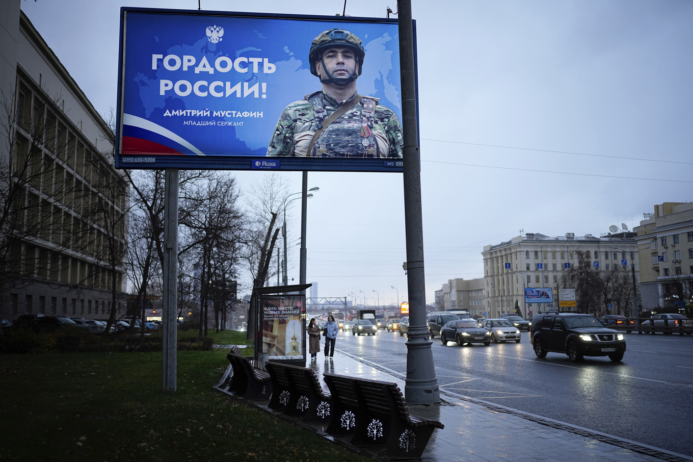 En reklamskylt i Moskva lyfter fram en soldat som "Rysslands stolthet!". Bilden togs i tisdags förra veckan. Foto: Alexander Zemlianichenko/AP/TT