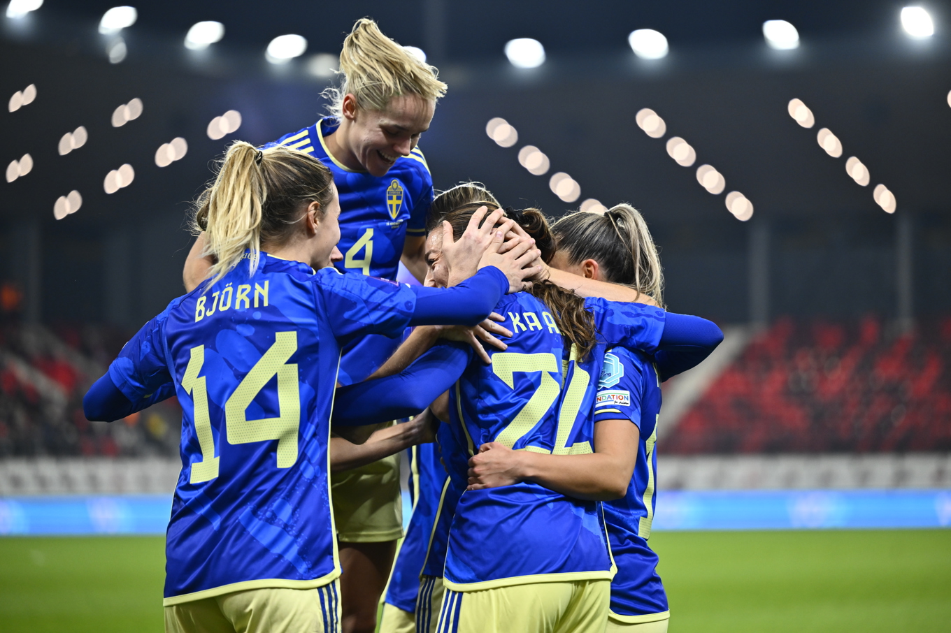Svenskt måljubel efter att Rosa Kafaji nickat in 2–0 borta mot Serbien. Foto: Anders Wiklund/TT