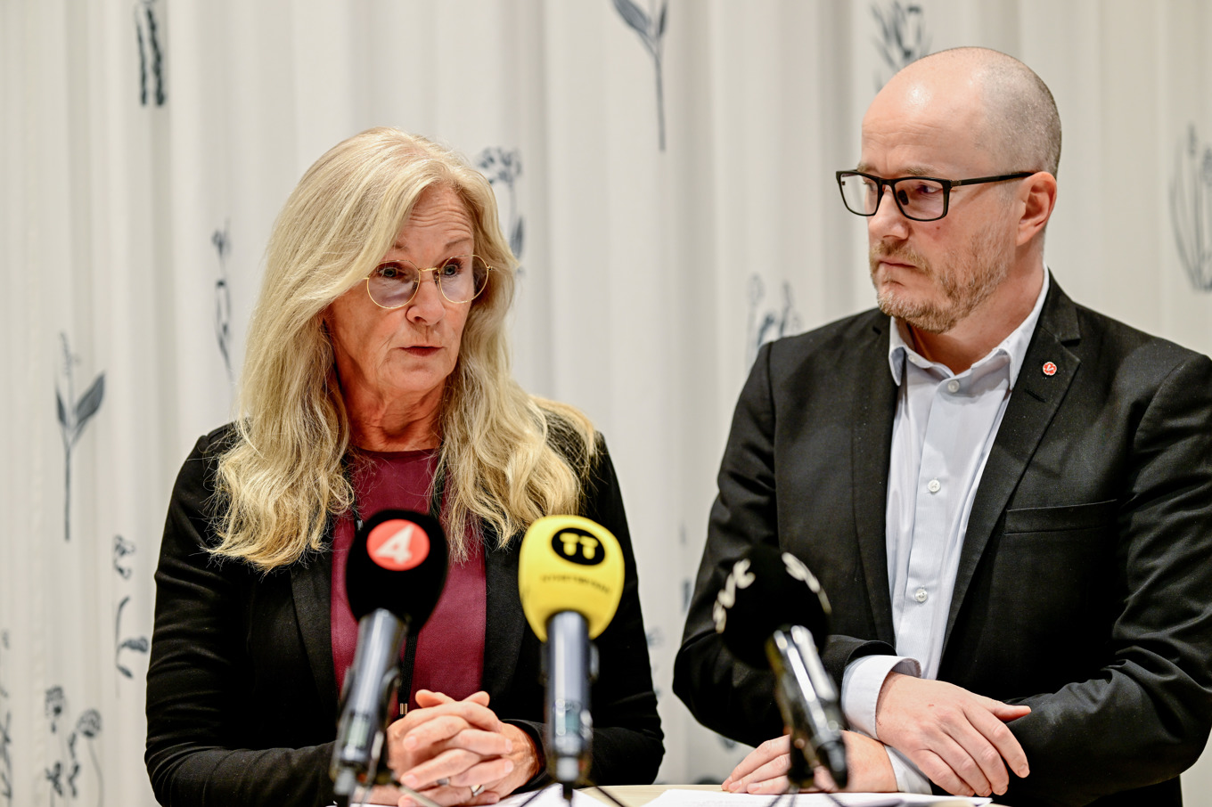 Lenita Granlund, förvaltningsdirektör på vård- och omsorgsförvaltningen i Uppsala kommun, och äldrenämndens ordförande Tobias Smedberg (V), under en pressträff om allvarliga händelser inom hemtjänsten. Foto: Magnus Lejhall/TT