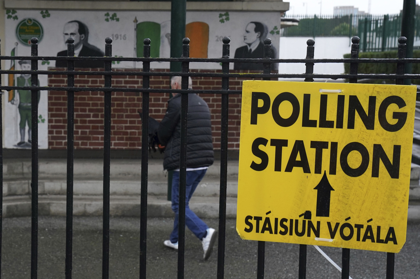 En man gör sig redo att rösta i Irlands huvudstad Dublin. Foto: Brian Lawless/AP/TT