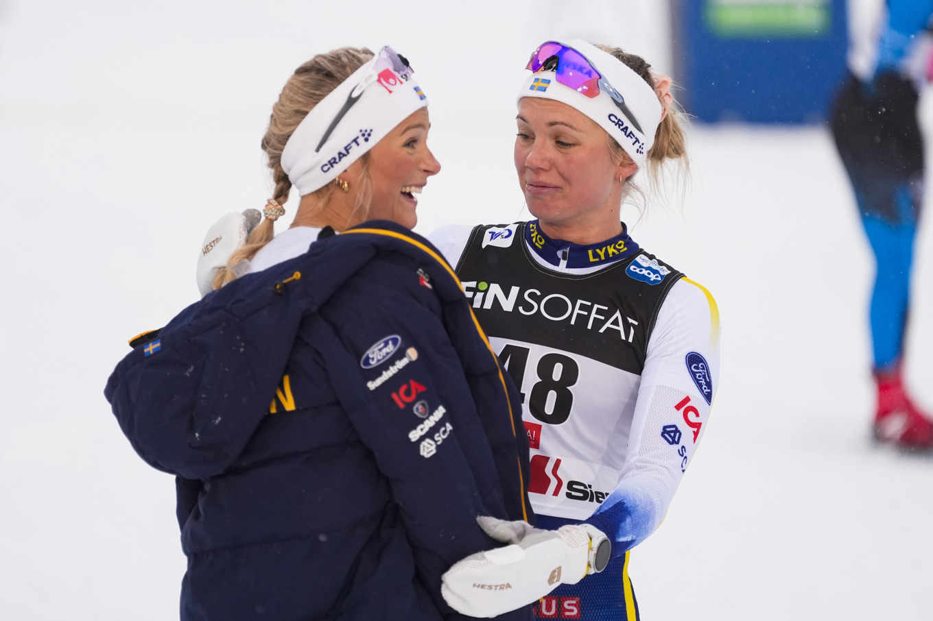 Linn Svahn gratulerar Frida Karlsson. Foto: Terje Pedersen/NTB/TT