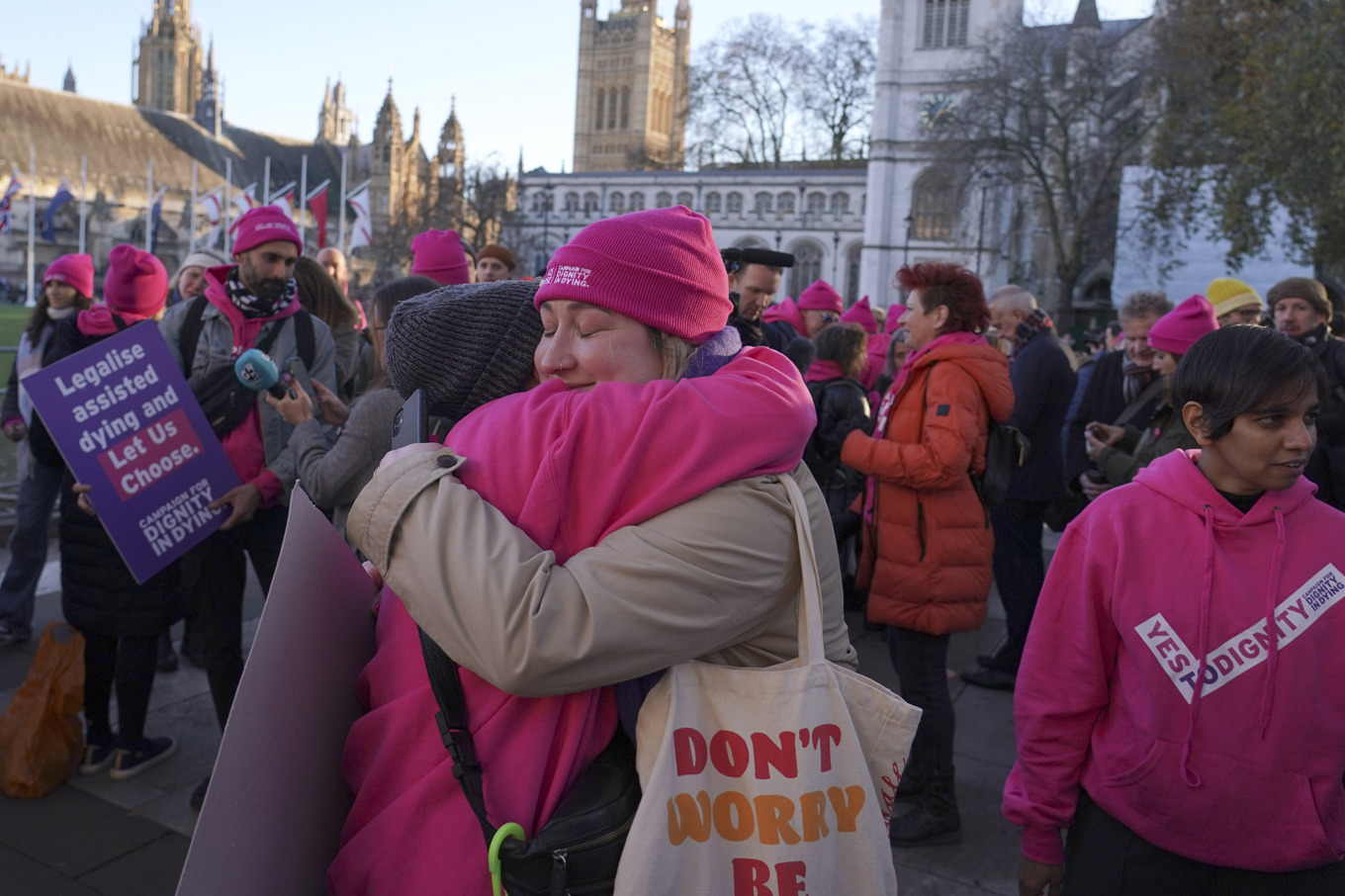 Demonstranter som är för aktiv dödshjälp gläds åt beslutet i det brittiska parlamentet. Foto: Alberto Pezzali/AP/TT