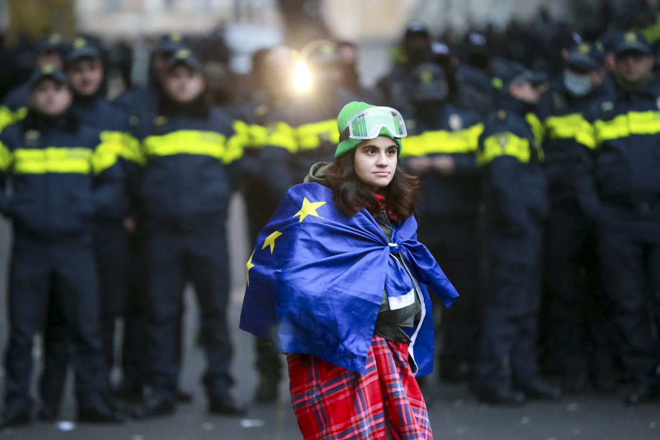 Omfattande protester genomförs mot regeringen i Georgien – polis svarar med gripanden. Foto: Zurab Tsertsvadze/AP/TT