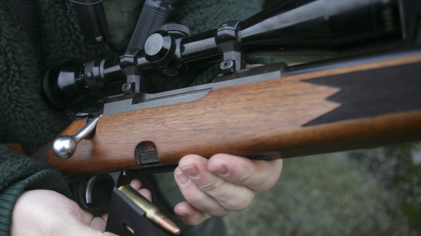 En hemtjänstanställd fick ett gevär riktat mot sig. Kommunen fortsatte en tid efter händelsen att skicka personal till brukaren. Arkivbild. Foto: Fredrik Sandberg/TT