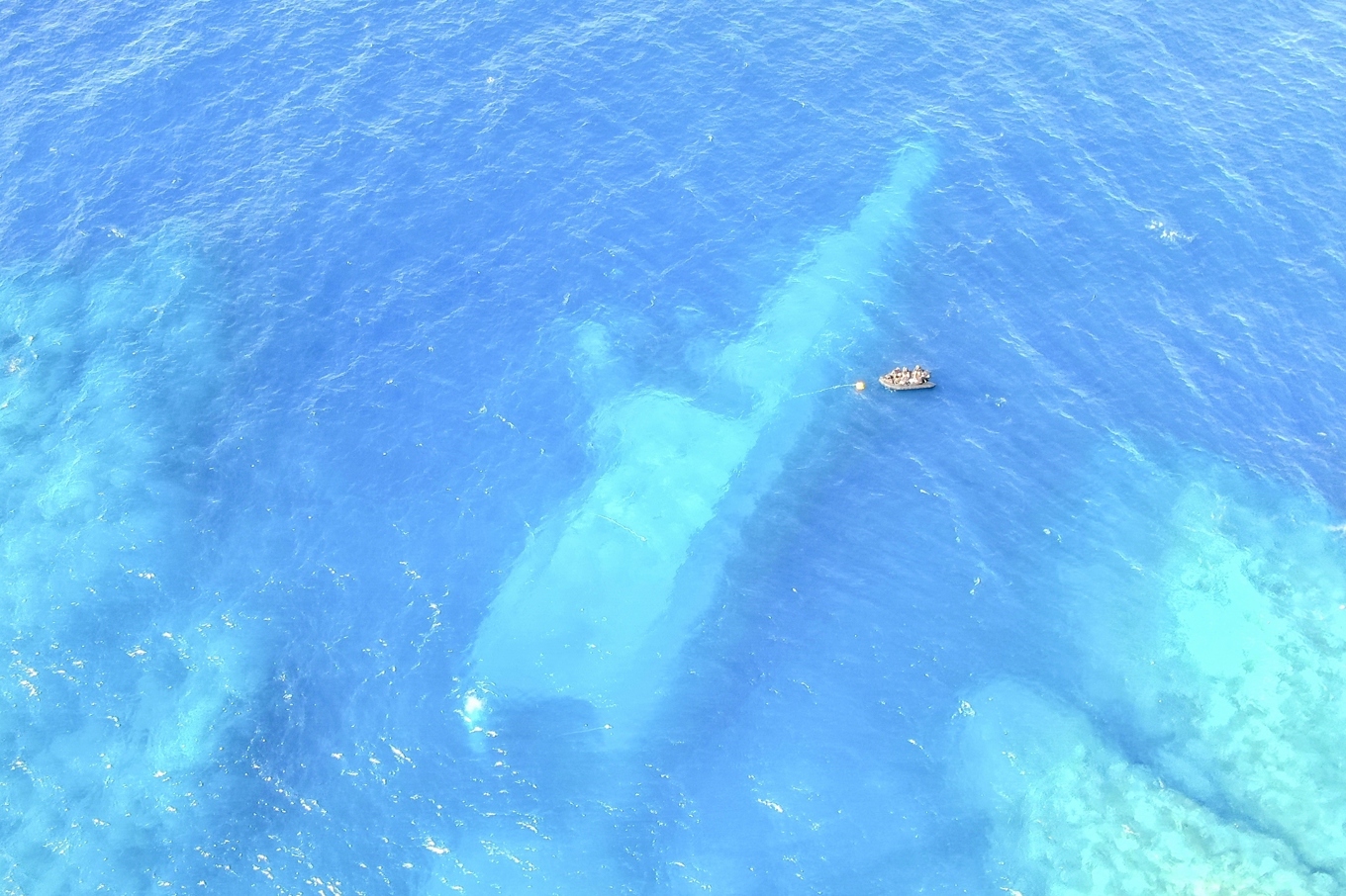 HMNZS Manawanui ligger kvar på botten utanför Upulo, Samoa, efter haveriet den 6 oktober. Arkivbild. Foto: AC Jese Somerville/Nya Zeelands försvarsmakt via AP/TT