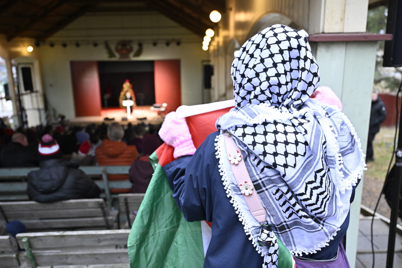 En av de propalestinska demonstranterna under Magdalena Anderssons (S) jultal på söndagen. Foto: Henrik Montgomery/TT