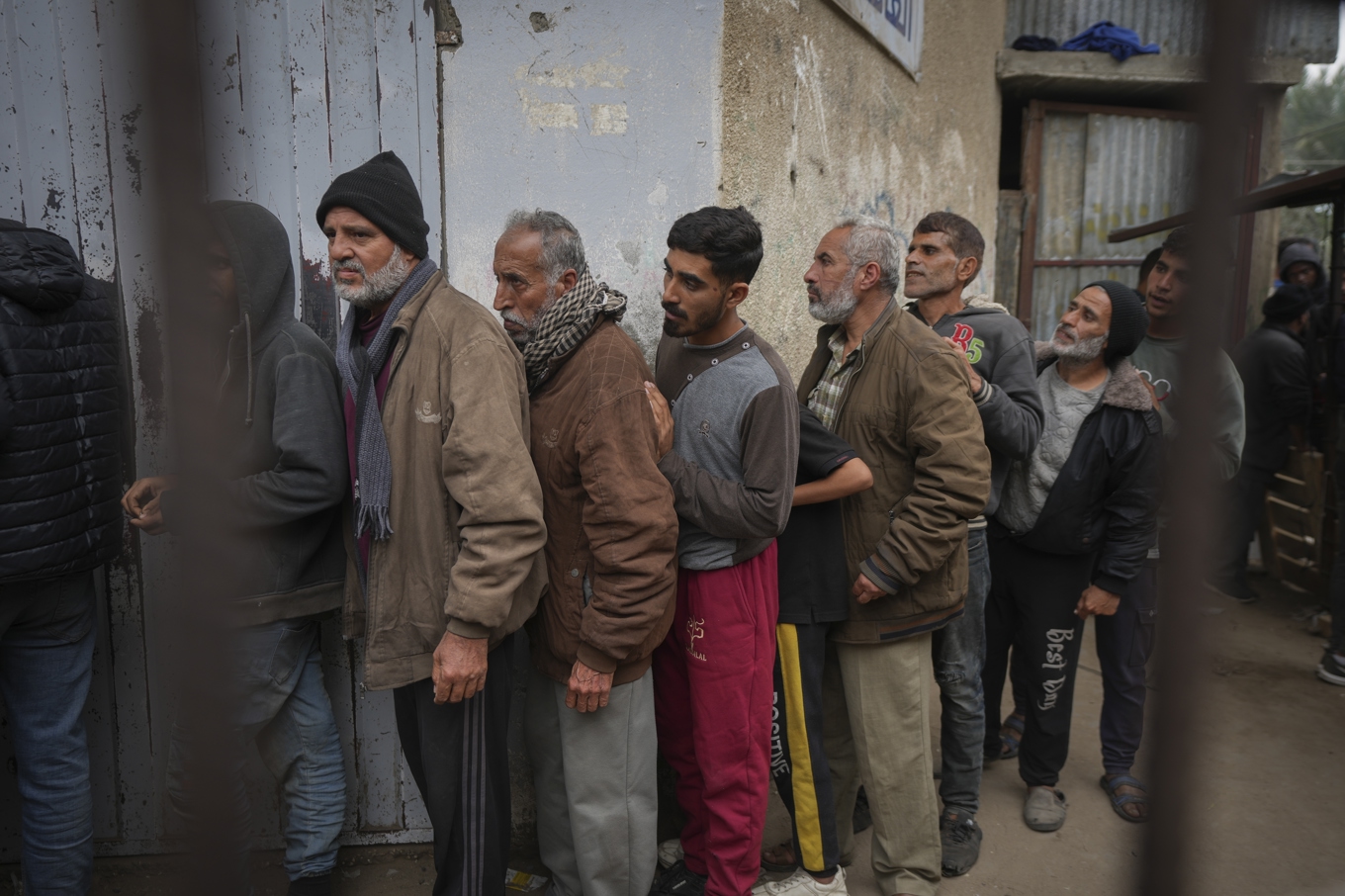Kö för att köpa bröd i Dayr al-Balah i Gazaremsan i fredags. Foto: Abd al-Karim Hana/AP/TT