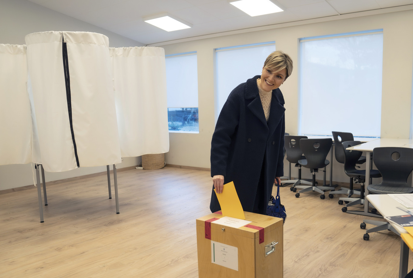 Kristrún Frostadóttir, partiledare för Socialdemokratiska alliansen, röstar i det isländska valet. Foto: Marco Di Marco/AP/TT