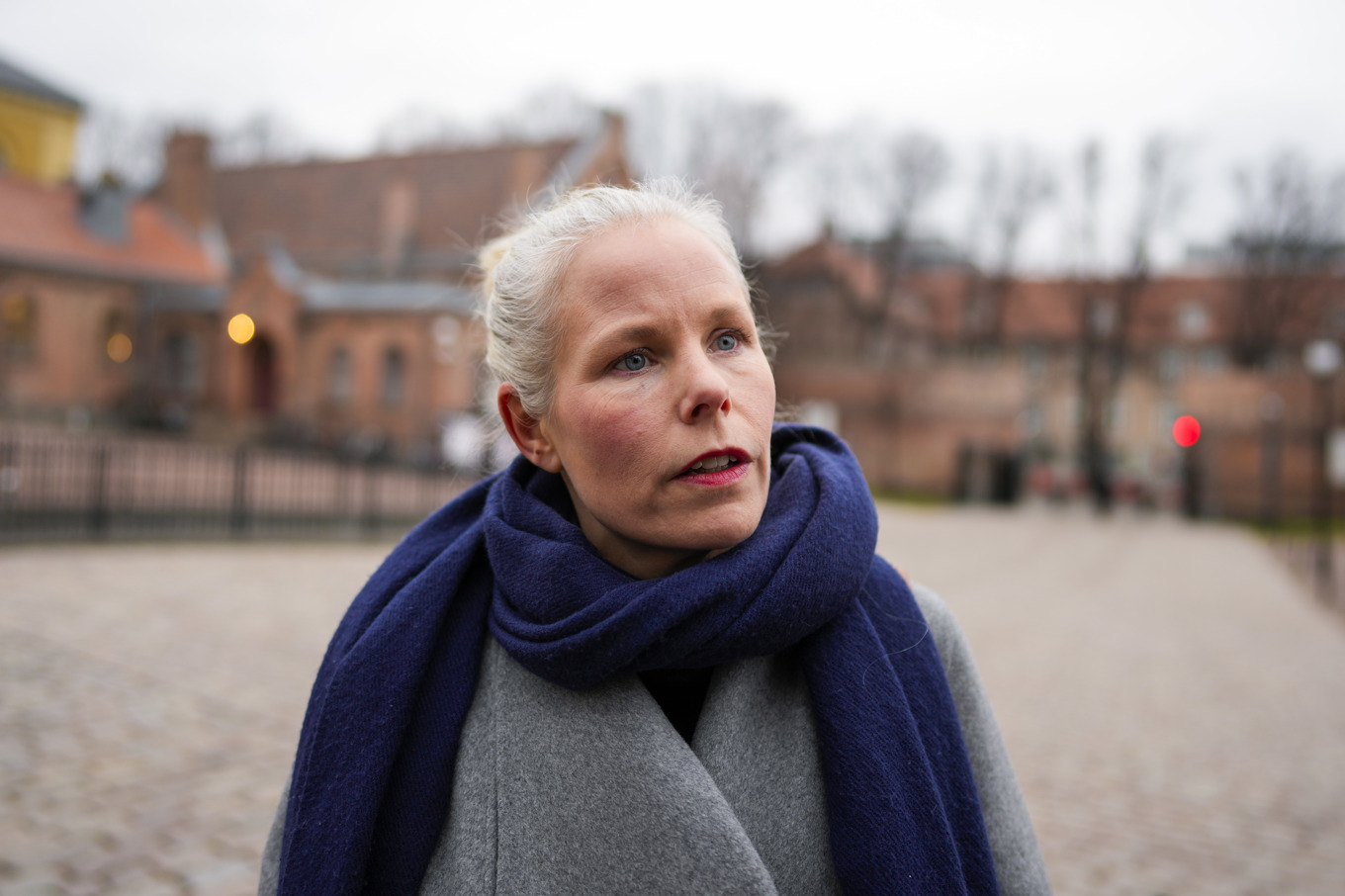 Kirsti Bergstø, partiledare för Sosialistisk Venstreparti på väg till budgetförhandlingarna. Foto: Heiko Junge/NTB/TT
