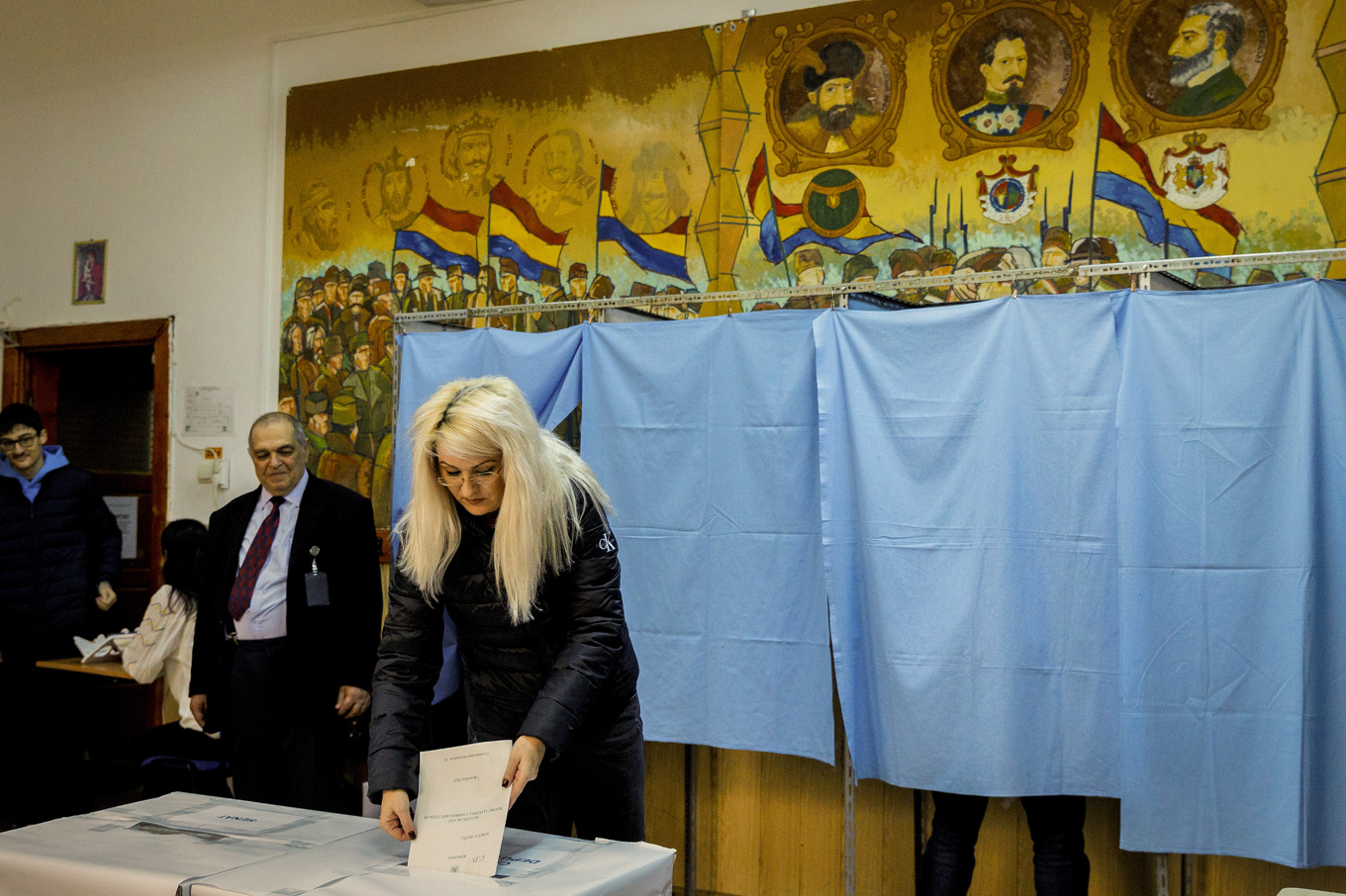 En kvinna röstar i Rumäniens parlamentsval. Foto: Bogdan Buda/AP/TT