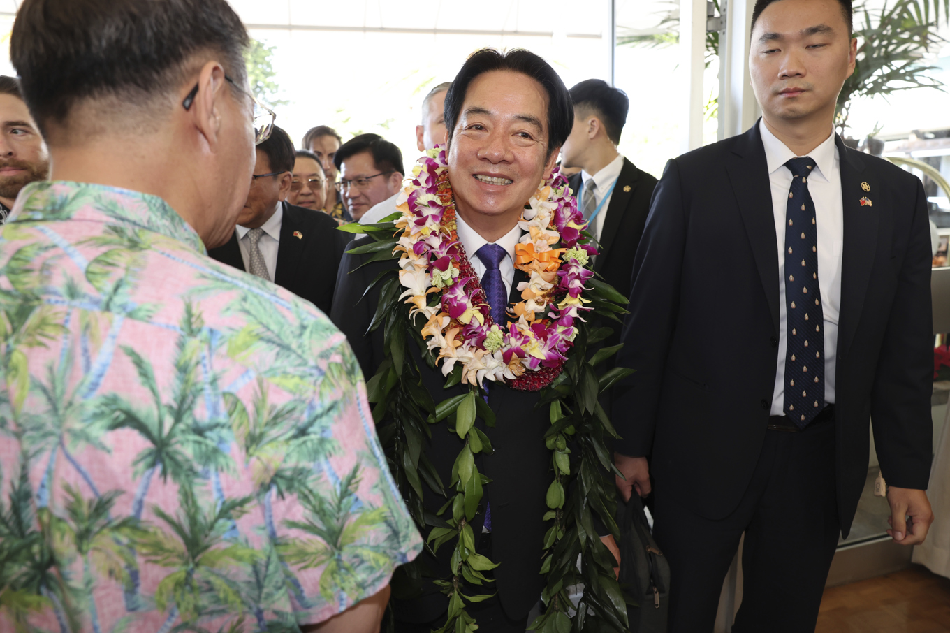 Taiwans president Lai Ching-Te fick blomster runt halsen under sitt Hawaiibesök. Foto: Marco Garcia/AP/TT