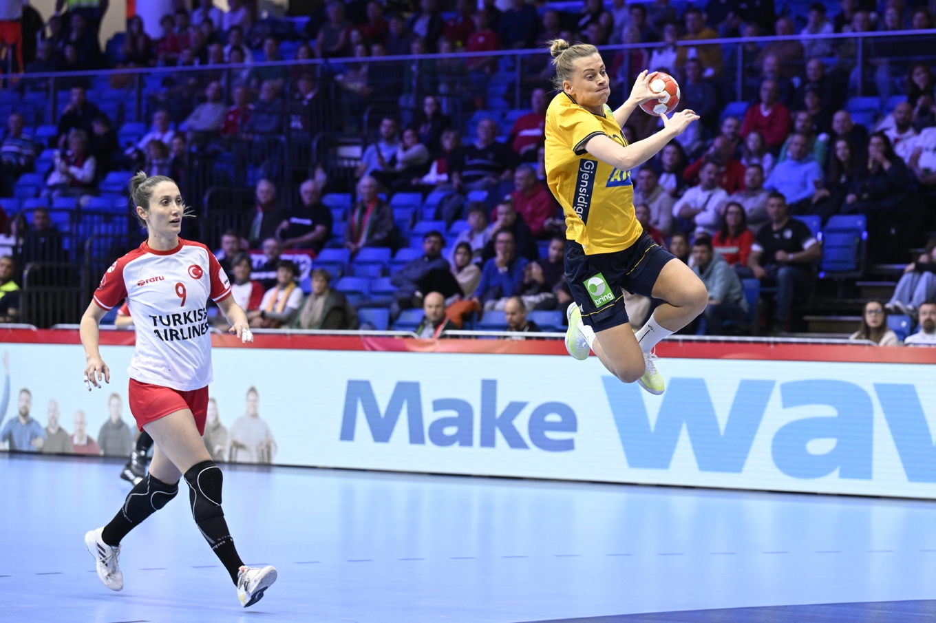 Nathalie Hagman på väg att göra ett av sina elva mål i storsegern mot Turkiet i EM. Foto: Jessica Gow/TT