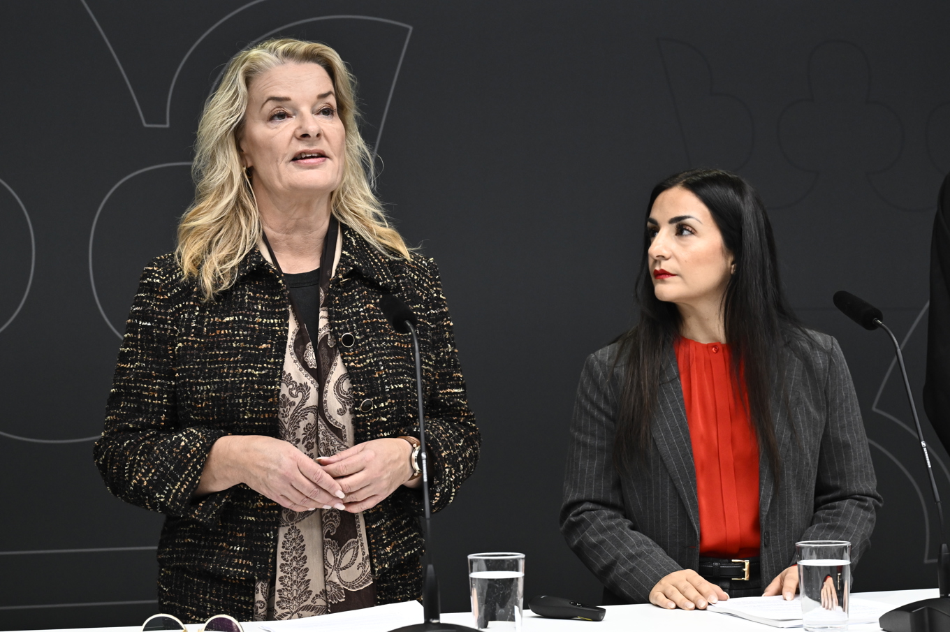 Skolminister Lotta Edholm (L) och kulturminister Parisa Liljestrand (M) tar emot Skolverkets och Kulturrådets redovisning av uppdraget att ta fram läslistor. Foto: Christine Olsson/TT