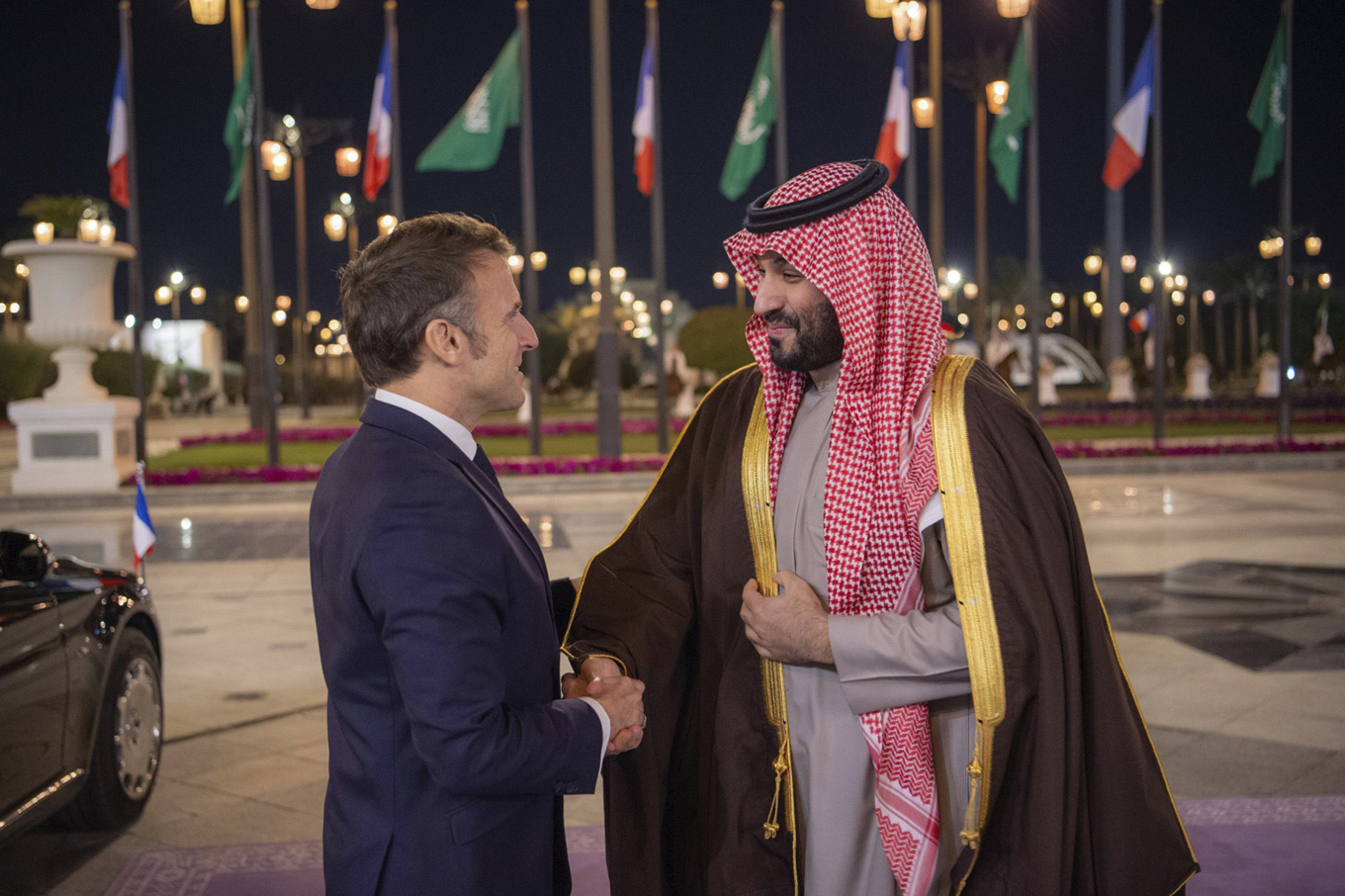Frankrikes president Emmanuel Macron träffade Saudiarabiens kronprins Mohammed bin Salman i Riyad på måndagen. Foto: Bandar Aljaloud/Saudiarabiska kungliga palatset via AP/TT