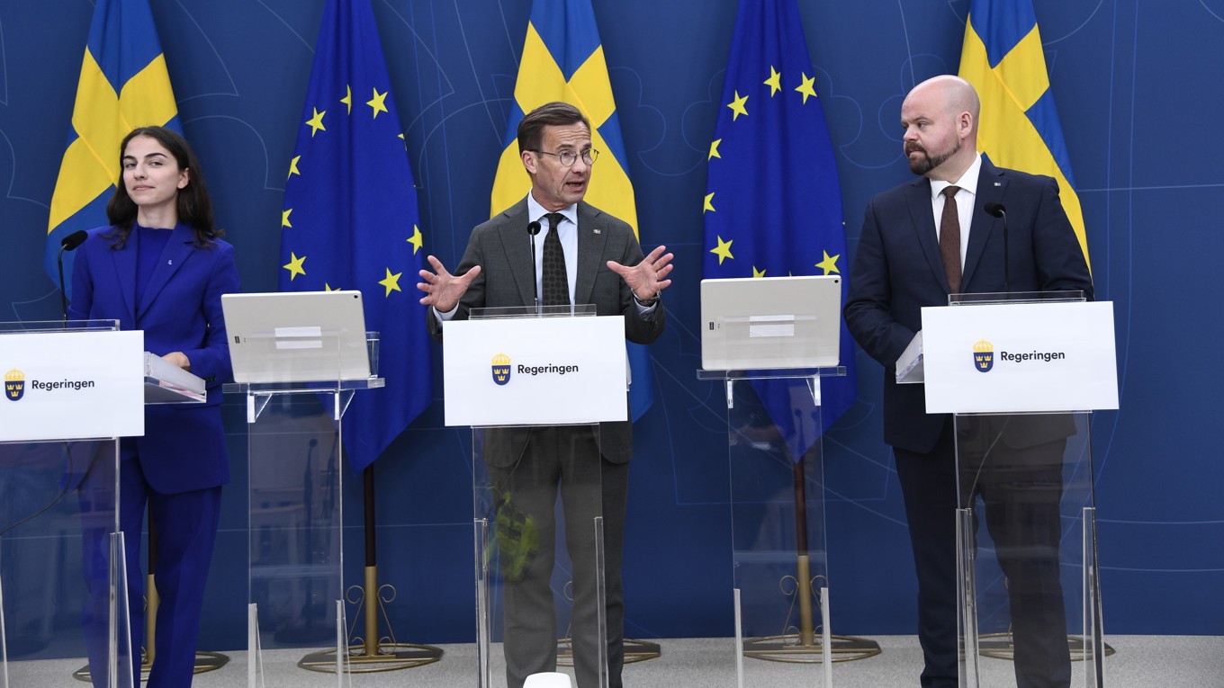 Klimat- och miljöminister Romina Pourmokhtari (L), statsminister Ulf Kristersson (M) och landsbygdsminister Peter Kullgren (KD) under en presskonferens. Foto: Lars Schröder/TT