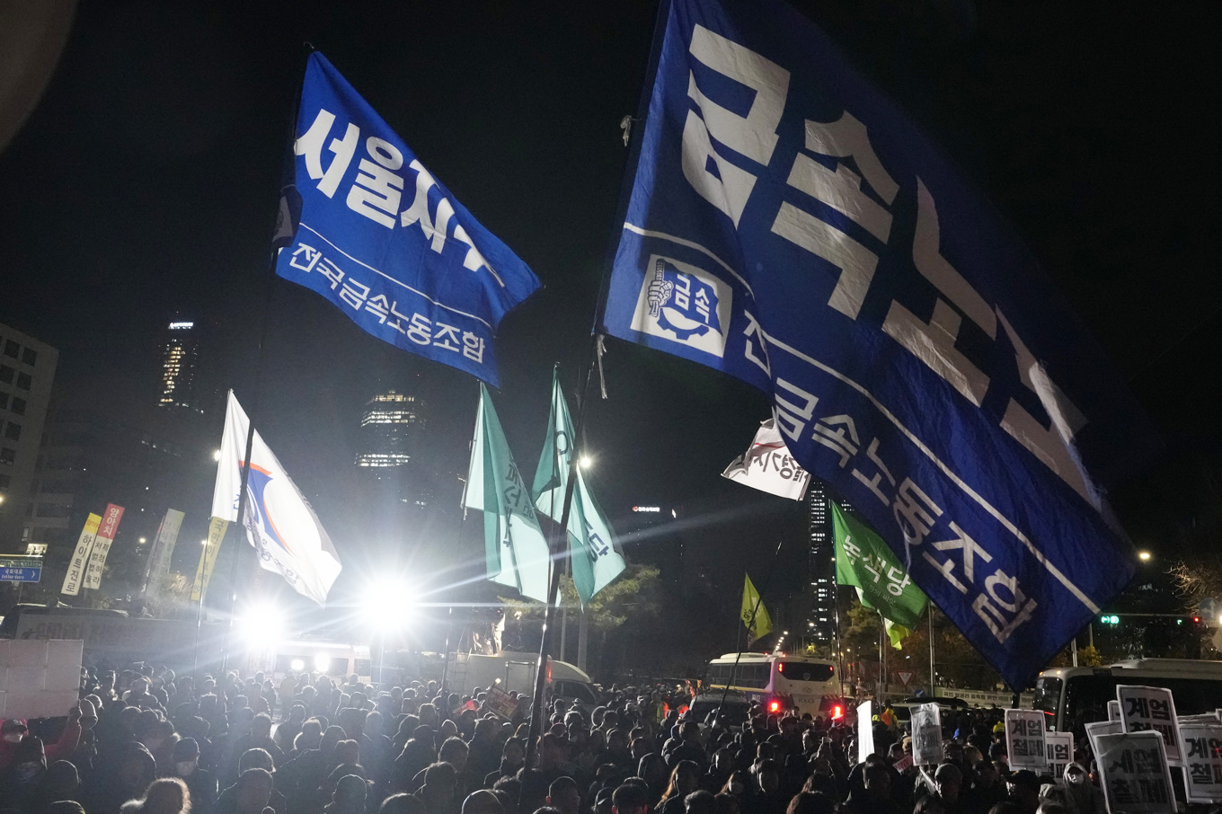 Demonstranter samlas för att kräva att Sydkoreas president Yoon Suk-Yeol avgår framför nationalförsamlingen i Seoul, Sydkorea. Foto: Ahn Young-Joon/AP/TT