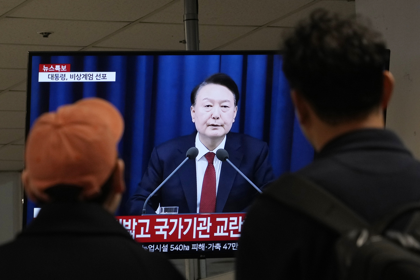Sydkoreas president Yoon Suk-Yeol inför krigslagar eller ett särskilt undantagstillstånd, meddelar han i ett tv-framträdande på tisdagen. Foto: Ahn Young-joon/AP/TT