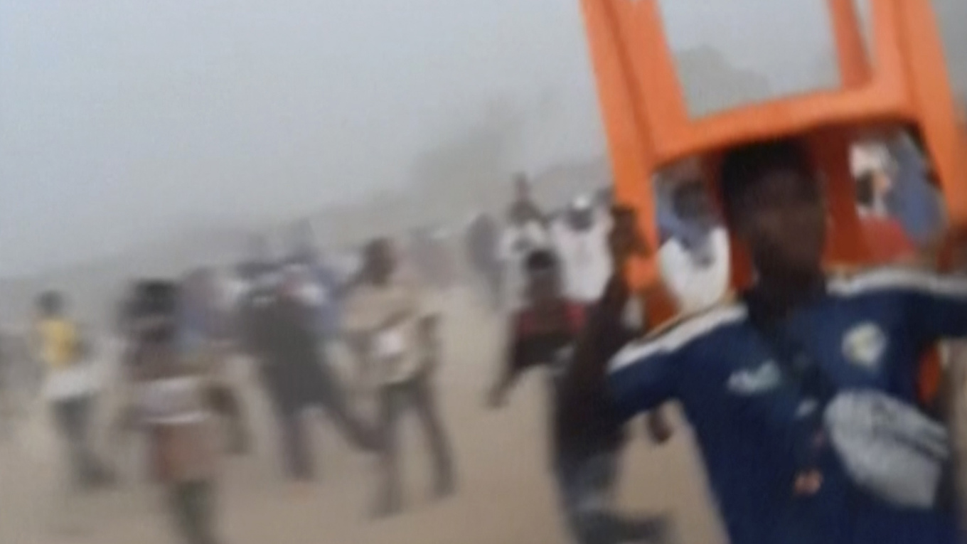 Bild från en video tagen i samband med planstormningen i Guinea. Foto: AP
