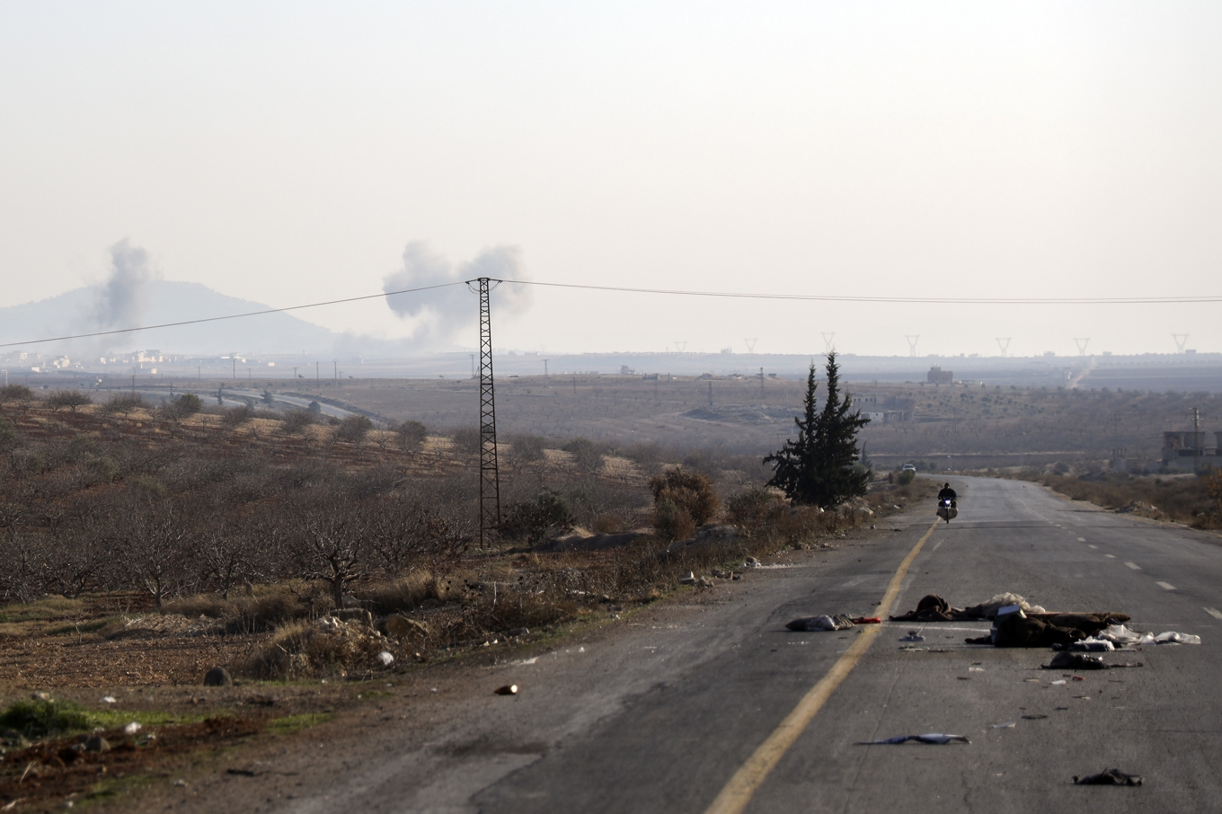 Rök stiger från pågående strider i utkanterna av den syriska staden Hama. Foto: Omar Albam/AP/TT