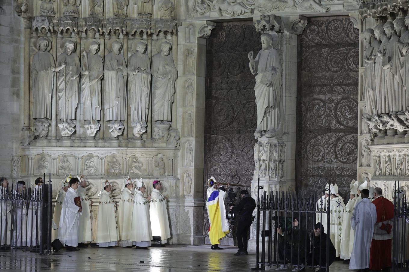 Paris ärkebiskop Laurent Ulrich knackade symboliskt tre gånger på Notre Dames dörrar. Foto: Teresa Suarez/AP/TT