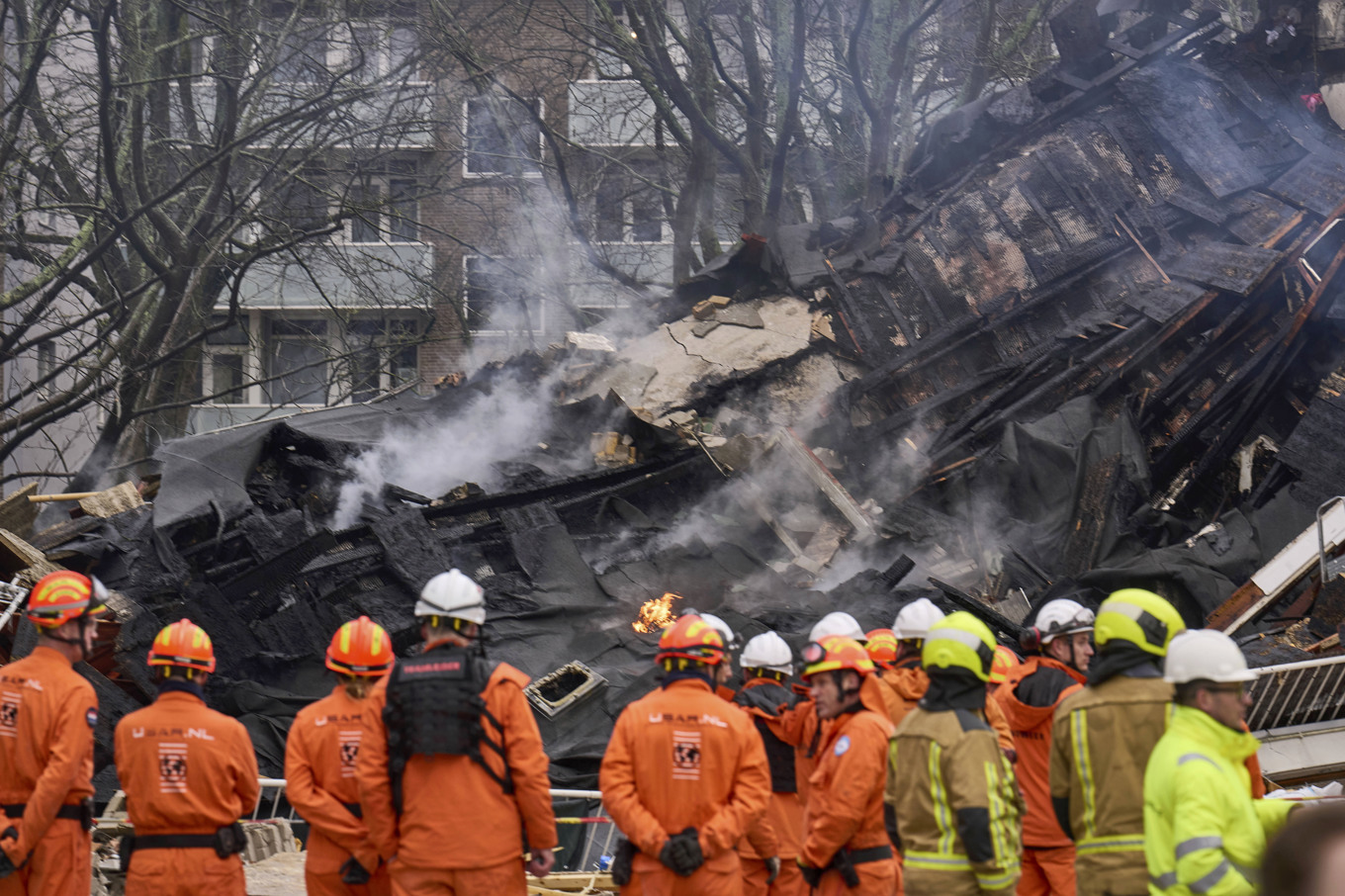 Räddningstjänst på plats vid det drabbade bostadshuset. Foto: Phil Nijhuis/AP/TT
