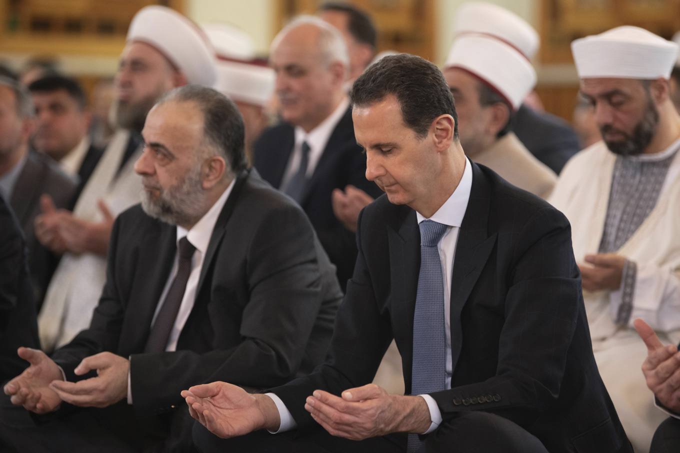 Syriens störtade president Bashar al-Assad fotograferad i en moské i Damaskus 2023. Foto: Sana/AP/TT