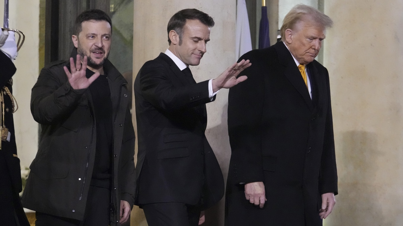 Ukrainas president Volodymyr Zelenskyj, Frankrikes president Emmanuel Macron och USA:s tillträdande president Donald Trump i samband med lördagens möte i Paris. Foto: Michel Euler/AP/TT