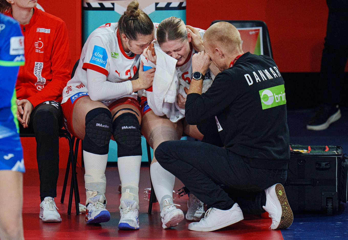 En gråtande Sarah Aaberg Iversen i Danmark tröstas av sin syster Rikke Iversen, till vänster, efter att ha skadat knäet i EM. Foto: Liselotte Sabroe/Ritzau Scanpix/TT