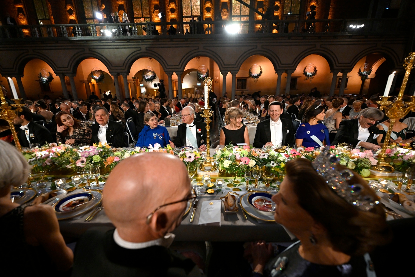 Honnörsbordet med från vänster Carolyn Jumper, Giorgio Parisi, Nobelstiftelsens styrelseordförande professor Astrid Söderbergh Widding och kung Carl Gustaf, Hannele Ruohola-Baker, Nobelpristagaren i kemi John Jumper, prinsessan Sofia och Nobelpristagaren i fysiologi eller medicin Gary Ruvkun under Nobelbanketten i Stadshuset i Stockholm. Foto: Henrik Montgomery/TT