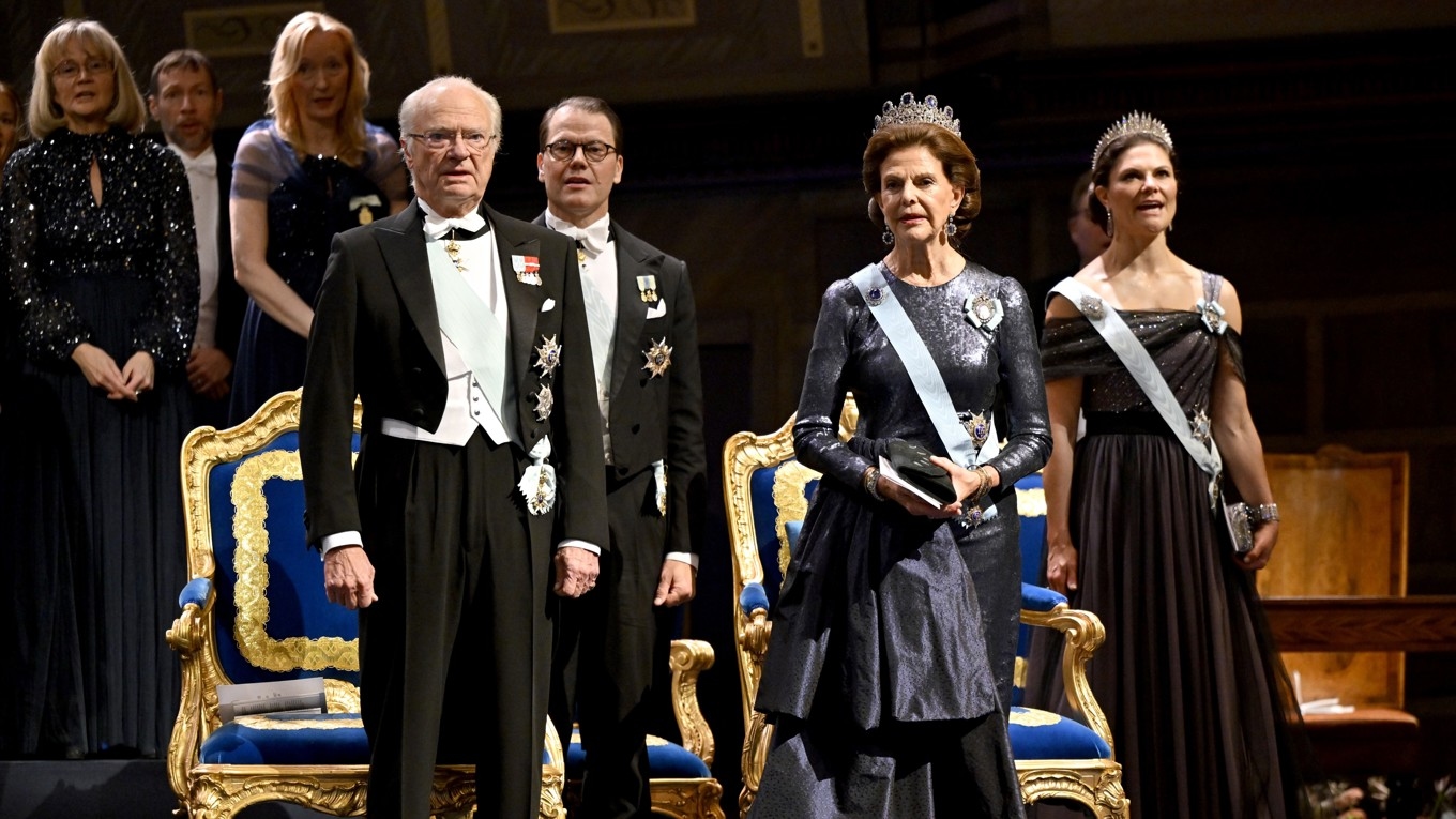 Kung Carl Gustaf, prins Daniel, drottning Silvia och kronprinsessan Victoria vid Nobelprisutdelningen i Konserthuset i Stockholm. Foto: Henrik Montgomery/TT