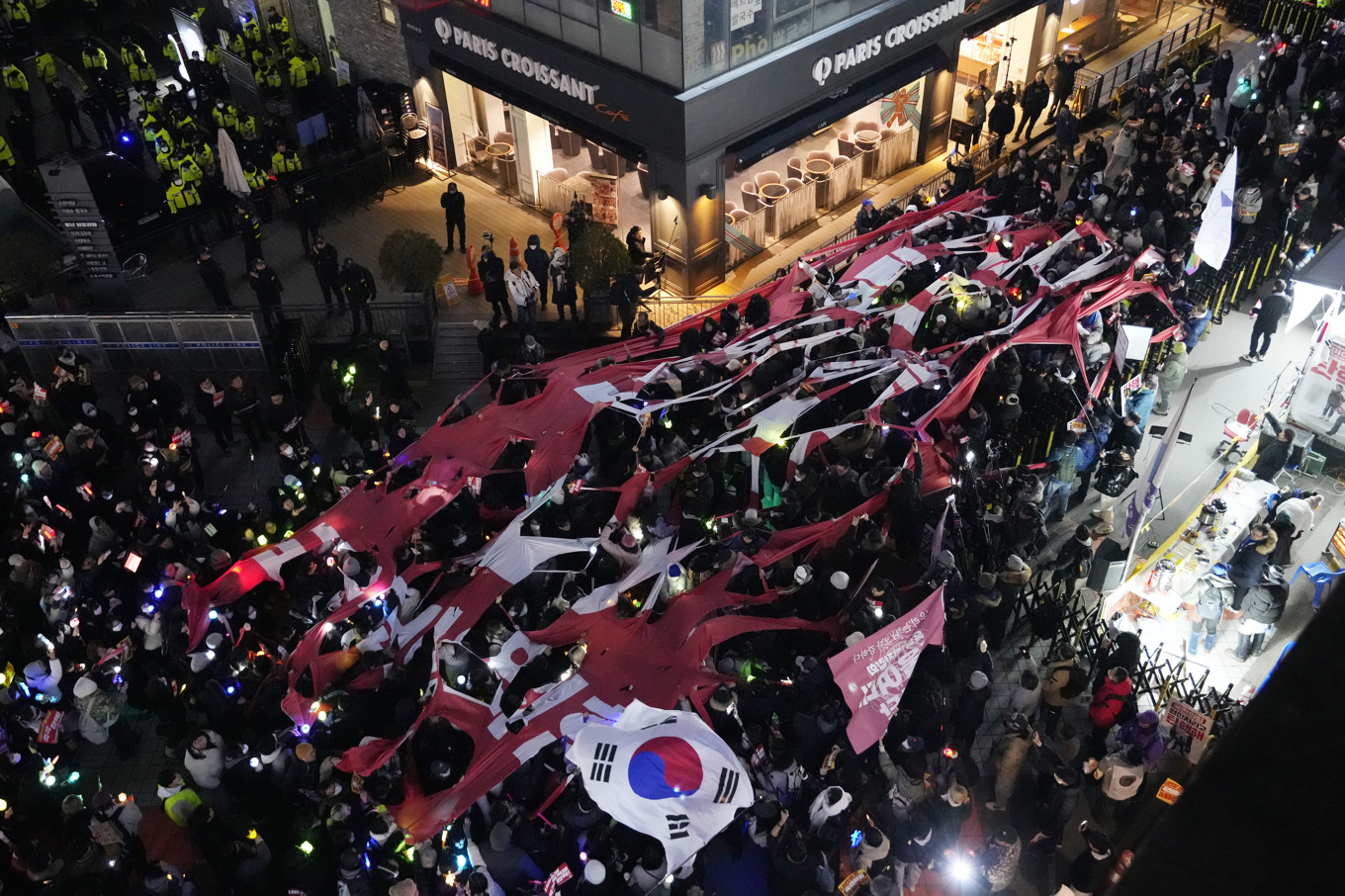 Demonstranter i huvudstaden Seoul på måndagskvällen. Foto: Ahn Young-Joon/AP/TT