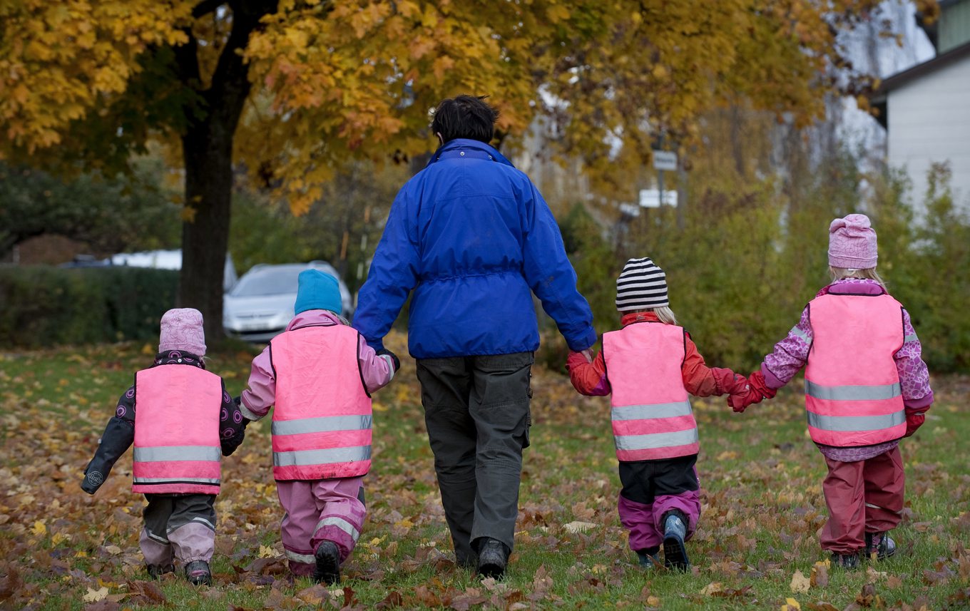 Olyckan i Umeå väcker frågor och oro. Kommuner runt om i landet väljer nu att se över vilka reflexvästar som används i förskoleverksamheterna. Arkivbild. Foto: Jonas Ekströmer/TT