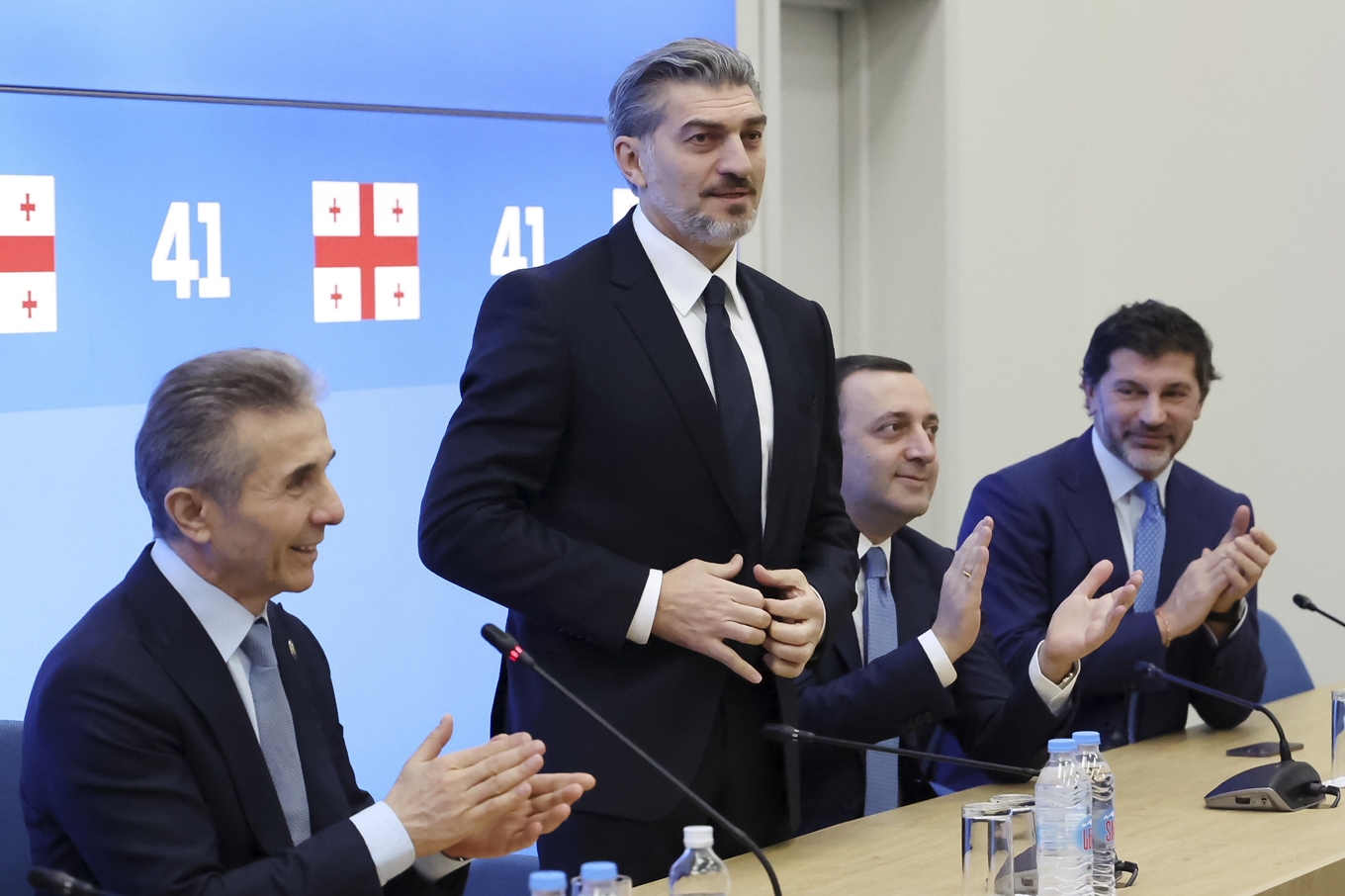 Micheil Kavelasjvili, i mitten, har utsetts till ny president i Georgien. Arkivbild. Foto: Bild distribuerad av Georgisk dröm via AP/TT