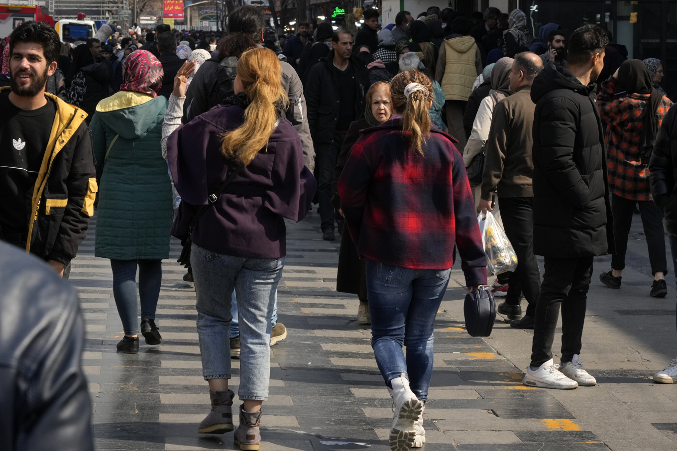 Iranska kvinnor som trotsar det strikta slöjtvånget – fastän de riskerar hårda straff. Bild från Teheran i mars 2024. Foto: Vahid Salemi/AP/TT