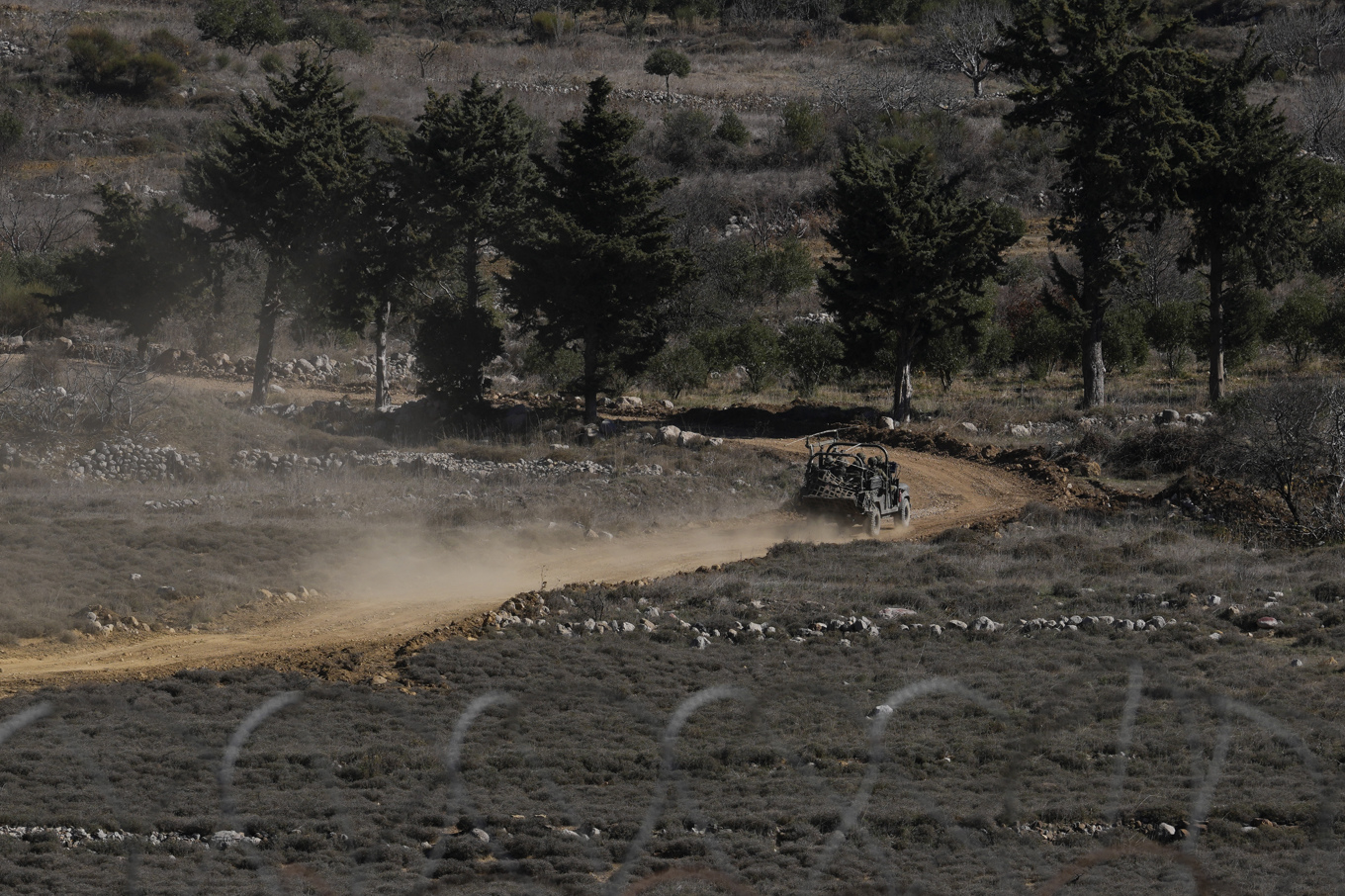Israelisk stridsvagn som rör sig mot den så kallade Alphalinjen, som skiljer ockuperade Golanhöjderna från resten av Syrien. Foto: Matias Delacroix/AP/TT