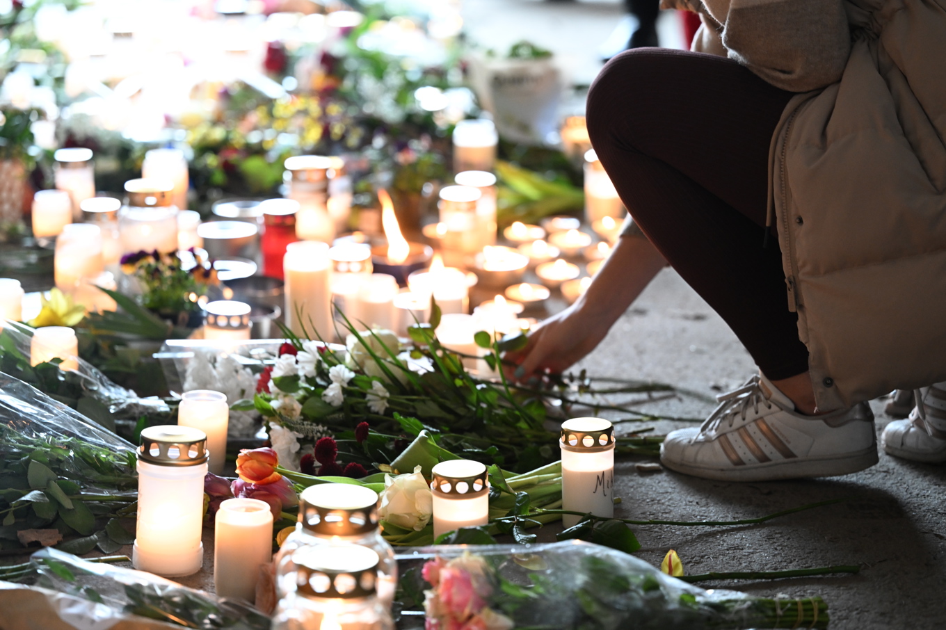 Bild från minnesstund i Skärholmen efter mordet den 10 april. Foto: Fredrik Sandberg/TT