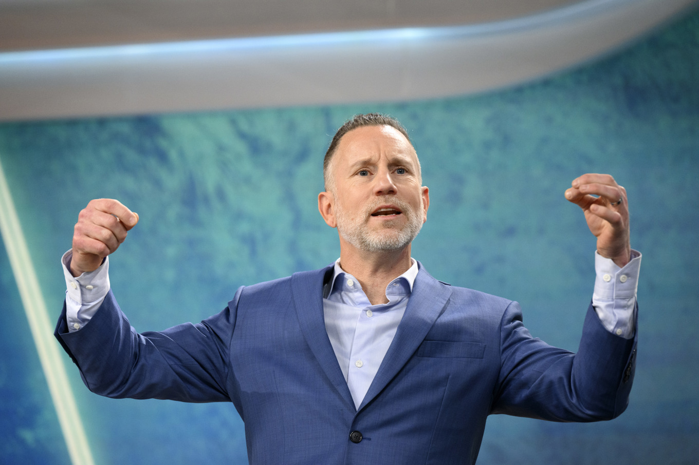 Programledaren Peter Jihde gjorde ishockey-VM i Viaplay i år. Men för den som vill avsluta ett Viaplay-abonnemang kan det bli frustrerande många steg. Arkivbild. Foto: Jessica Gow/AP/TT