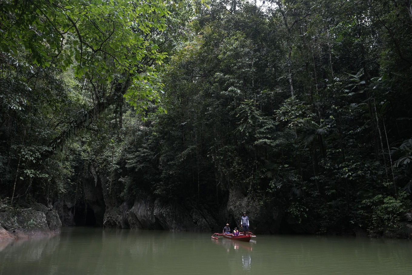 En båt i stilla vatten i regnskogen i Norra Moluckerna i Indonesien. Arkivfoto. Foto: Achmad Ibrahim/AP/TT