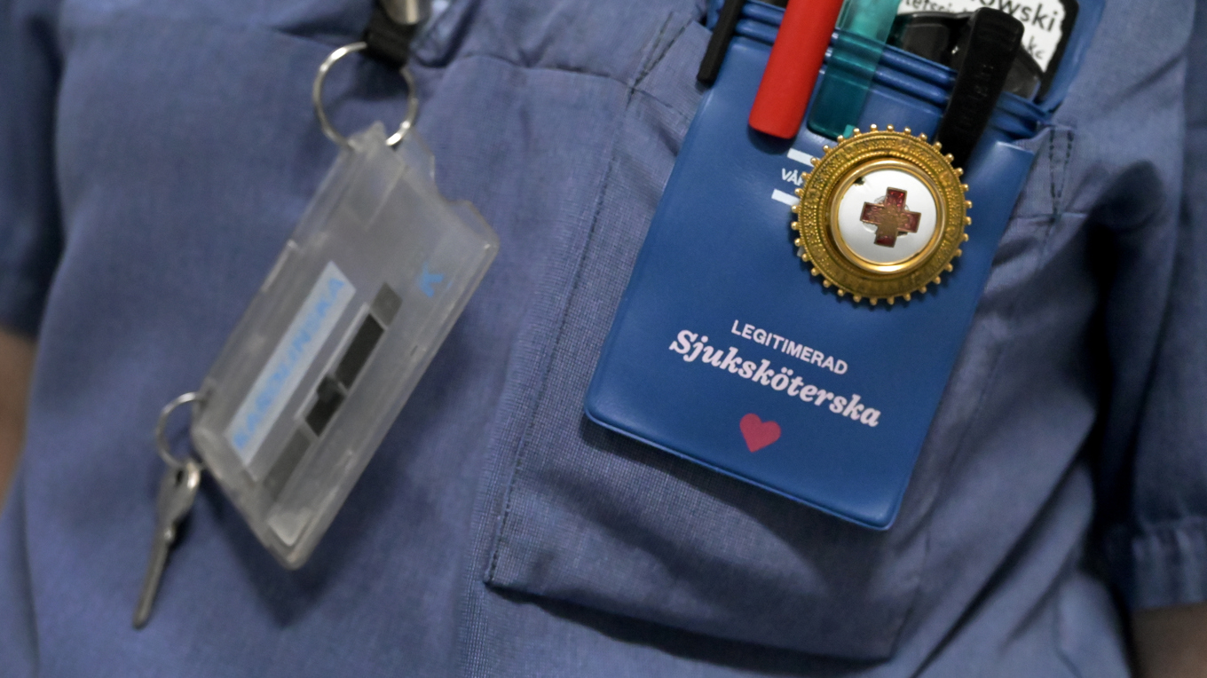 Många nyutbildade sjuksköterskor väljer att lämna regionen för andra arbetsgivare enligt en kartläggning från Socialstyrelsen. Arkivbild. Foto: Janerik Henriksson/TT
